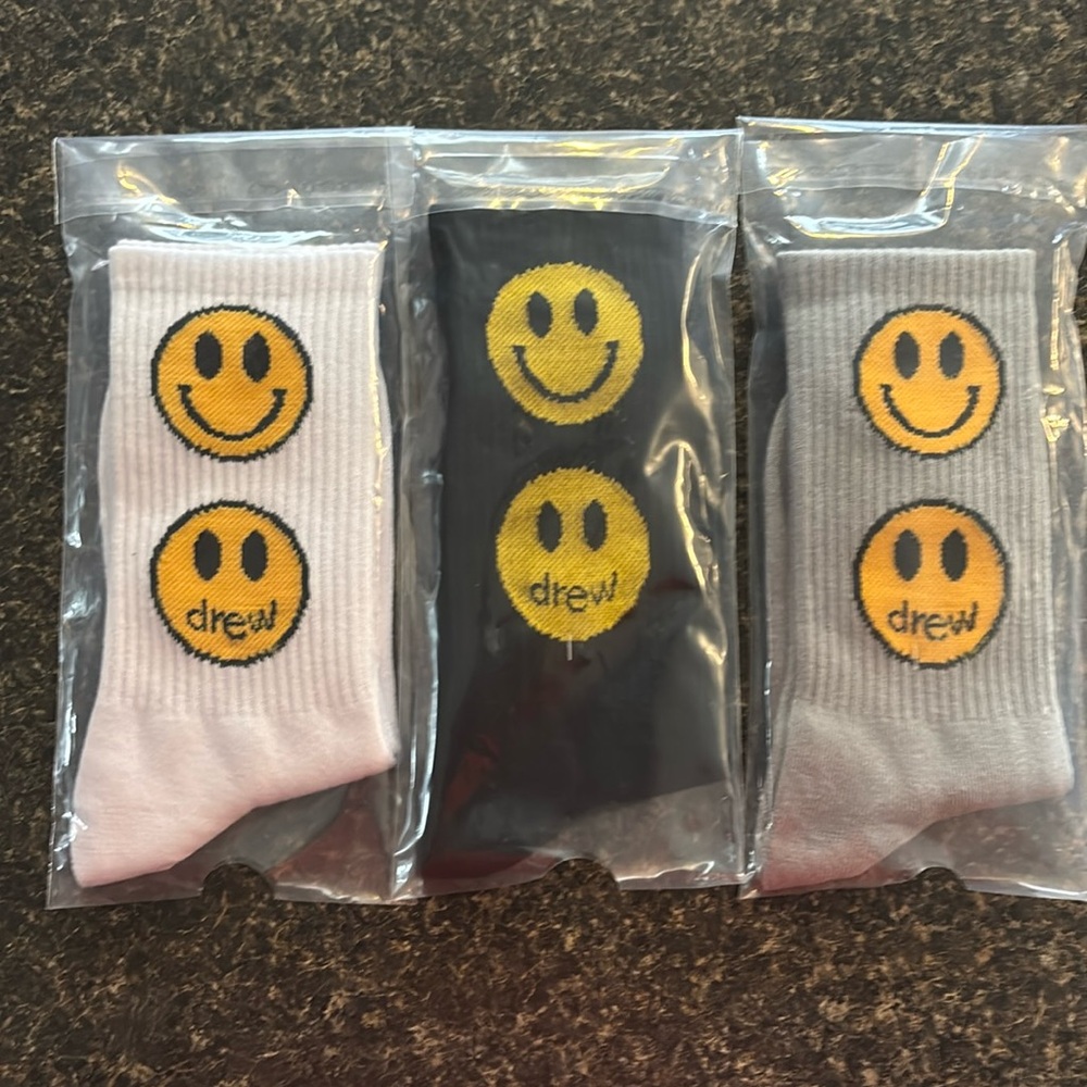 DREW SMILE 🙂🙂🙂CREW SOCKS THREE PAIRS